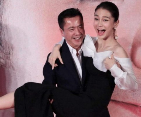 众女星被公主抱的瞬间都略显尴尬,尤其是最后一对,最后一对是谁?