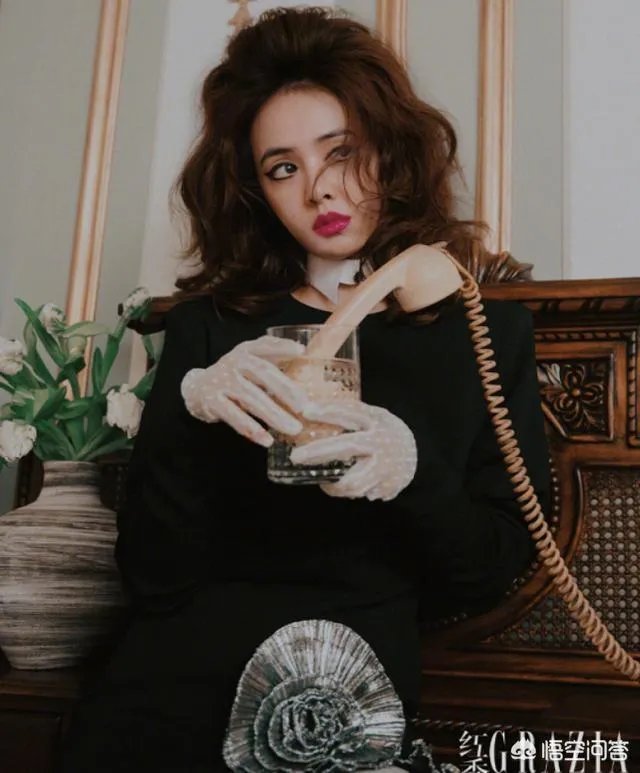 蔡依林潮流服饰现身机场，网友表示穿洞洞裤不冷吗？