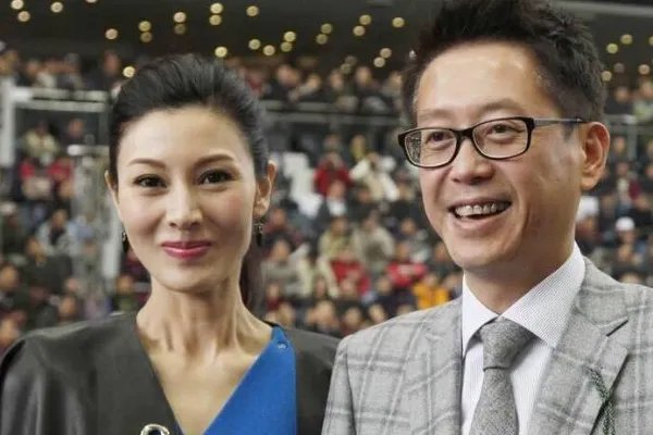 李嘉欣与许晋亨用餐拍视频秀恩爱，为何引起许晋亨不悦？