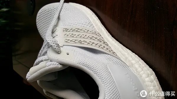貌美如花、实力超群:白色的adidas 阿迪达斯 ultra boost 跑步鞋