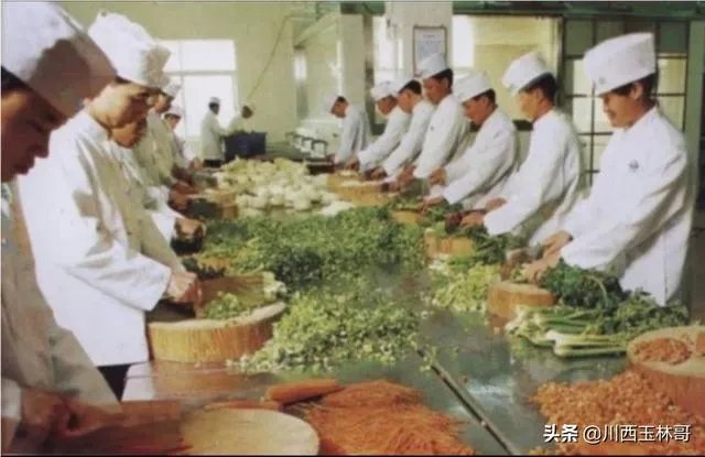 你对陕西苏福记后厨大厨朝锅里吐口水一事怎么看？
