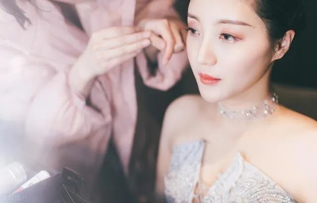 为何却很少有“男扮女装”?