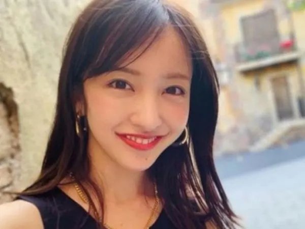 板野友美在综艺节目中宣布自己怀孕的消息，她的男友有何背景？