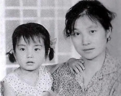 【图】赵薇的妈妈照片曝光 讲述影星赵薇的成长经历
