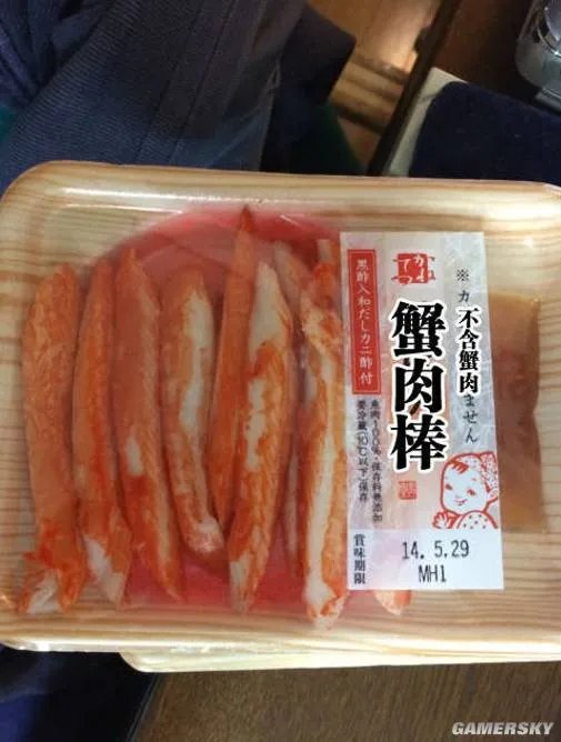 女生胸夹笔 男生干嘛？总有人想污的囧图