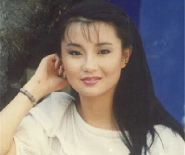 四大影后张曼玉：今57岁身材暴瘦穿地摊货，她如今过得怎么样？