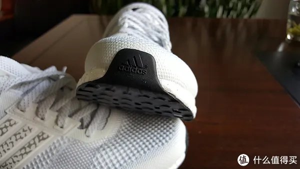 貌美如花、实力超群:白色的adidas 阿迪达斯 ultra boost 跑步鞋