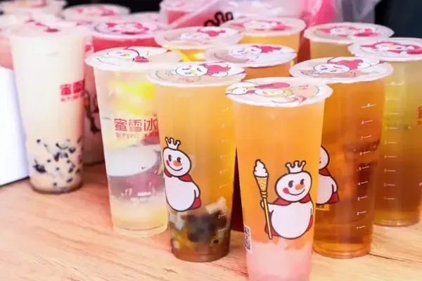 女子曝蜜雪冰城喝出苍蝇,店家称可能是她开包装后苍蝇爬进去的,真相如何?