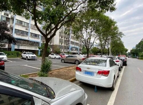 小区地上车位属于业主还是物业的