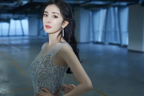 杨幂15年前旧照曝光,身材凹凸有致,当初她是如何进入娱乐圈的?