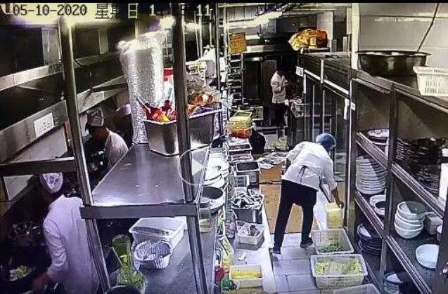 你对陕西苏福记后厨大厨朝锅里吐口水一事怎么看？