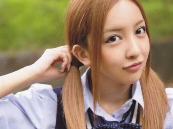 板野友美在综艺节目中宣布自己怀孕的消息，她的男友有何背景？