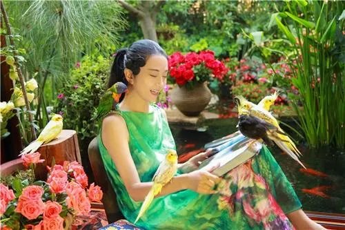 杨丽萍近照，58穿成28岁，为什么帽子始终不离头？