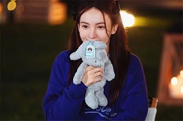 不愧是大牌女星,1人吃饭3位顶流作陪,金晨这是有新恋情了吗?