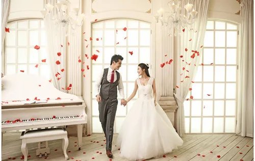 蒙娜丽莎婚纱照价格　拍婚纱照礼服怎么选