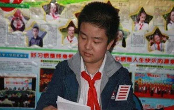 还记得那个名噪一时的五道杠少年吗?9年过去了,现状怎样了?