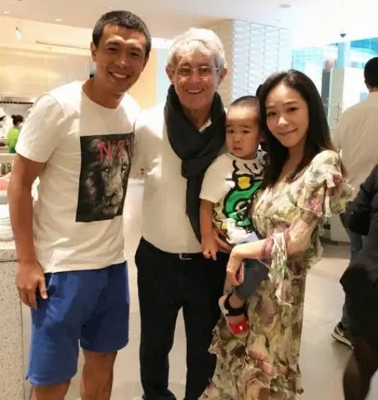 前国足球员徐亮和三婚妻子生活幸福吗?