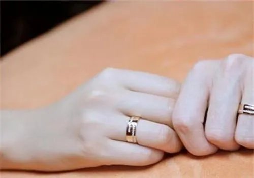 谈恋爱戴戒指应该戴哪个手指 女人十个手指戴戒指的含义是什么
