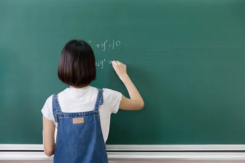 代表建议禁止在职中小学老师有偿补课是什么原因？