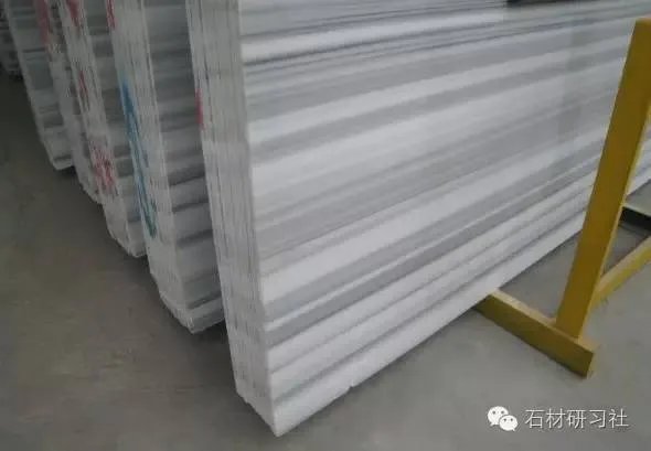 具有视觉延伸效果的直纹白大理石及装饰应用案例