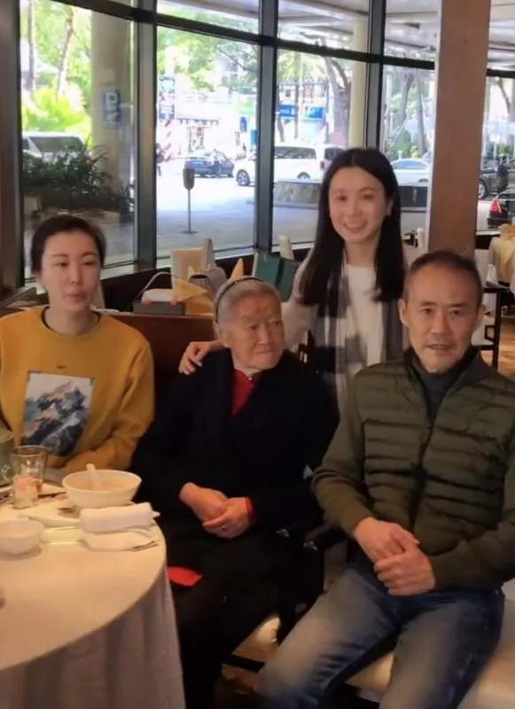王石田朴珺私下聚餐被偶遇，田朴珺素颜打扮很随意，你怎么看？