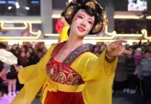 不倒翁小姐姐冯佳晨官宣结婚，是否有透露丈夫是谁？