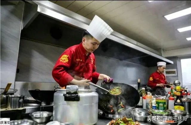 你对陕西苏福记后厨大厨朝锅里吐口水一事怎么看？