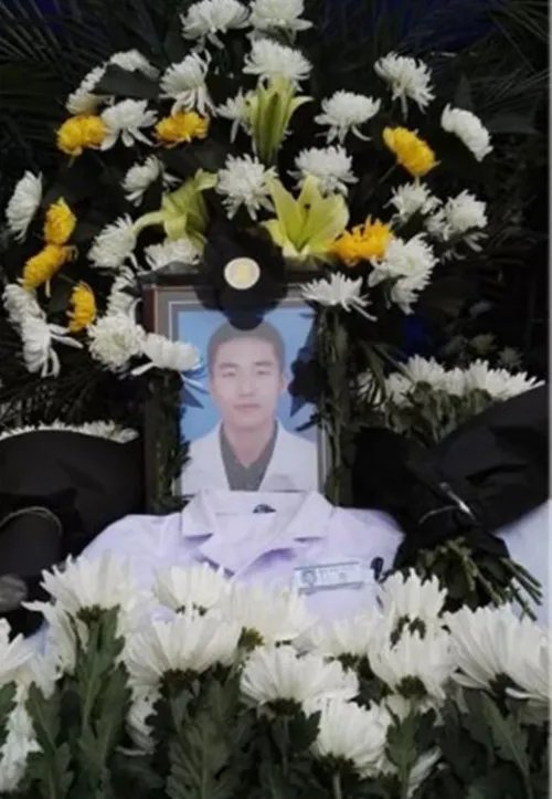 心地善良的男护士交班时猝死！  埋头苦干死后世人伤心欲绝