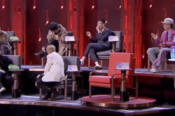 《吐槽大会》也有提词器,现场的效果是否也是剧本需要?