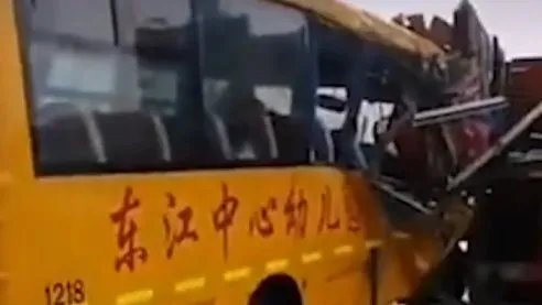 官方通报幼儿园校车与货车相撞，有无造成人员伤亡？