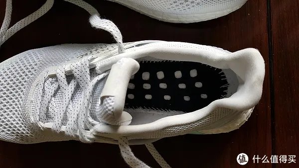 貌美如花、实力超群:白色的adidas 阿迪达斯 ultra boost 跑步鞋