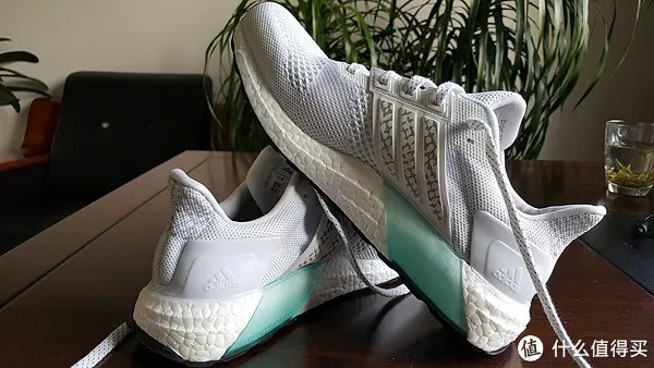 貌美如花、实力超群:白色的adidas 阿迪达斯 ultra boost 跑步鞋