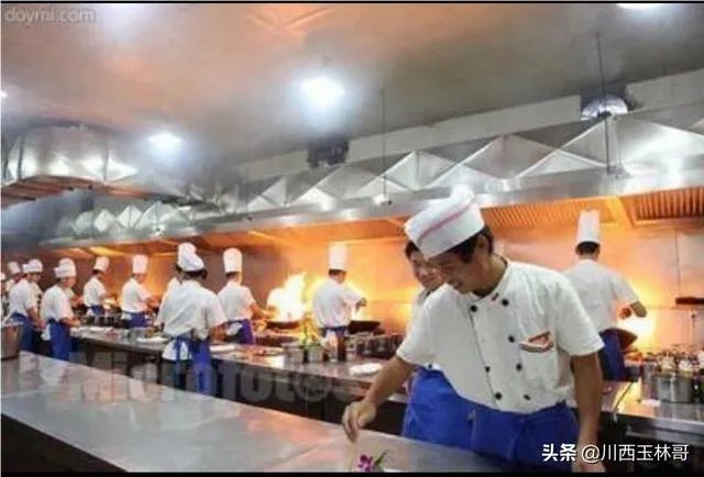 你对陕西苏福记后厨大厨朝锅里吐口水一事怎么看？