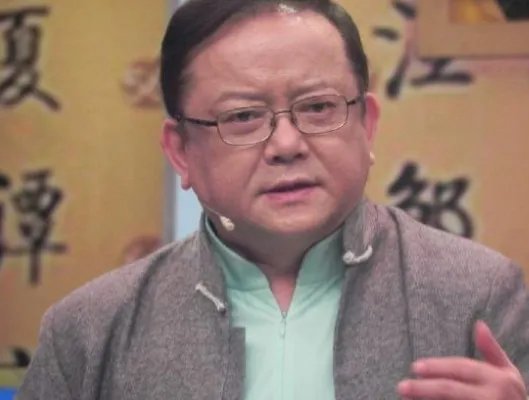 70岁王刚和儿子相差60岁，老婆一月花费上百万，现如今他过的怎么样？