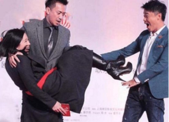 众女星被公主抱的瞬间都略显尴尬,尤其是最后一对,最后一对是谁?