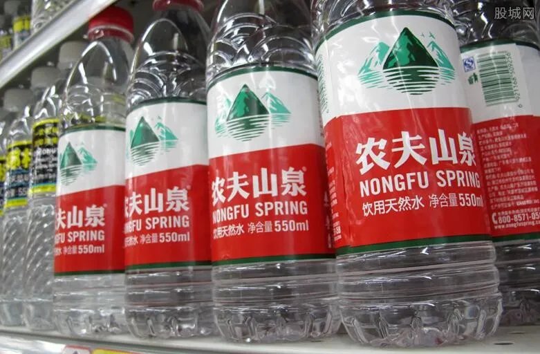 钟睒睒重回中国首富 目前身价是多少？