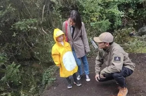 小男孩发现恐龙足迹,他是在哪里发现的?