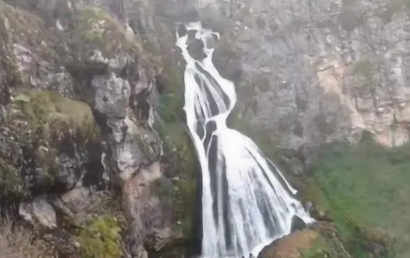 世界上最神奇的新娘瀑布，为何一下雨就会流出“新娘”？