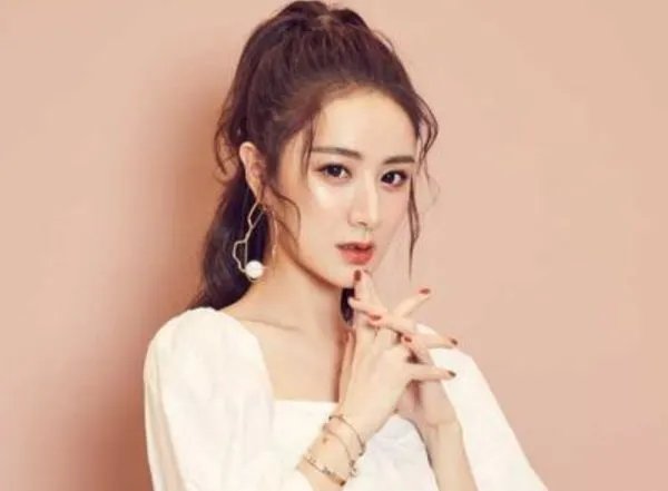 薇娅手术后已出院，林依轮探望分享术后照，薇娅为何能有如此成就？