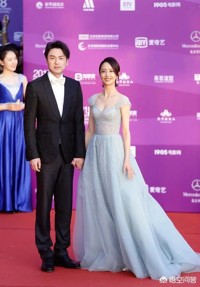 雷佳音的头围和佟丽娅的腰围纷纷引入注目，两人的穿搭各有什么特点？