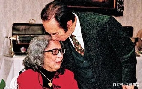 如何评价赌王原配黎婉华的人生?她是否看错了赌王?