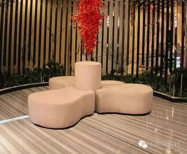 具有视觉延伸效果的直纹白大理石及装饰应用案例