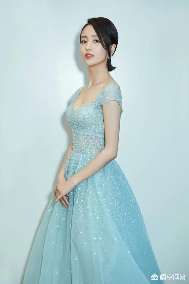 雷佳音的头围和佟丽娅的腰围纷纷引入注目，两人的穿搭各有什么特点？