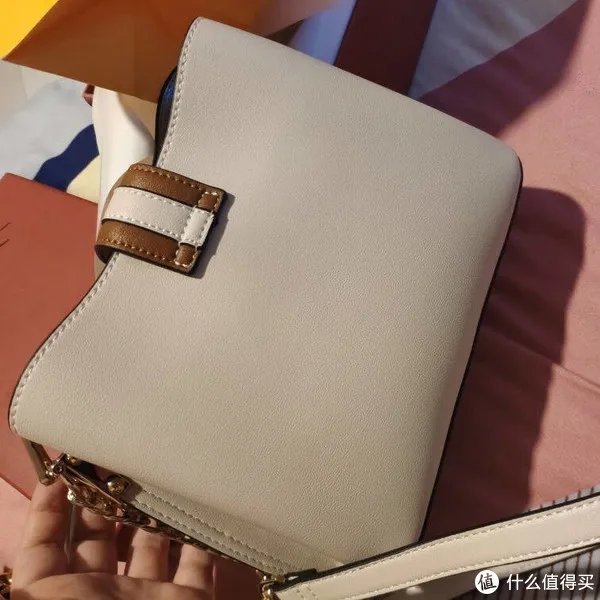一款包包打造不同出街造型，稻草人女包评测