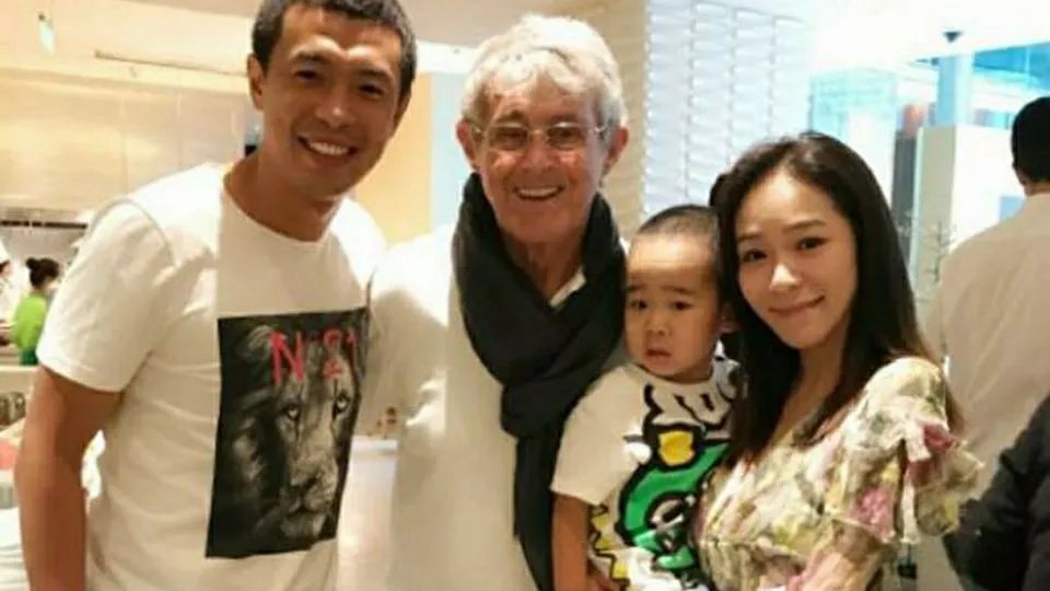 前国足球员徐亮和三婚妻子生活幸福吗?