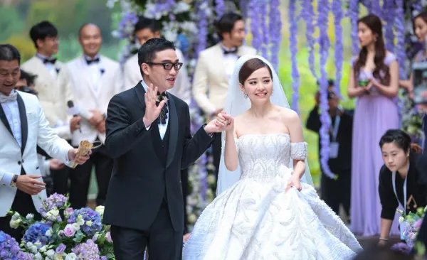 错爱渣男15年,离婚后大哭,张靓颖为什么一直走不出被控制的人生?