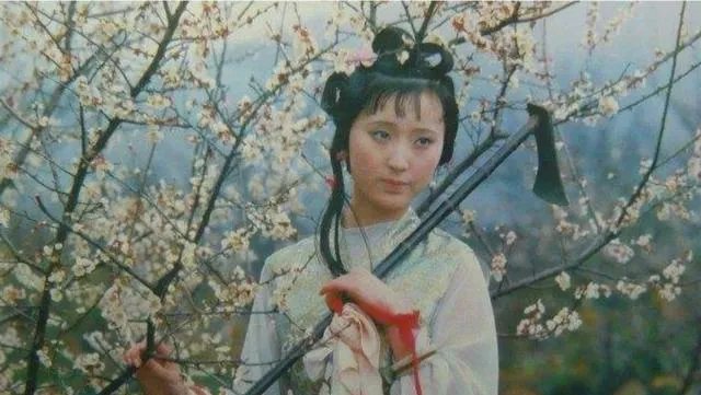上联。庄周梦见梁祝化蝶比翼飞。请对下联？