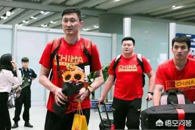 高尚在训练中发笑,杜峰怒斥高尚“别让我当着全国媒体的面把你赶出去”,你怎么看?