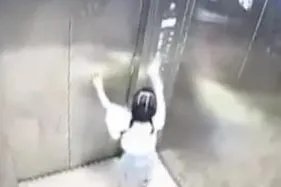 三岁女童被困电梯找不到家长不幸坠亡，父母怪窗台太矮，这是找人背锅