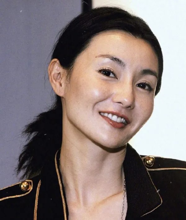 四大影后张曼玉：今57岁身材暴瘦穿地摊货，她如今过得怎么样？